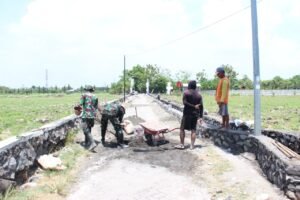 TMMD 126 Kodim 0816/Sidoarjo Ngebut Bangun Plengsengan 150 m di Dusun Kadelesan