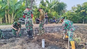 Wujud Kemanunggalan: Satgas TMMD 126 dan Warga Gotong Royong Hadirkan Sumber Air di Desa Kedondong 