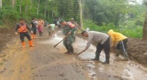 Babinsa Koramil 0808/13 Doko Bersama Warga Gotong Royong Bersihkan Material Longsor di Desa Resapombo