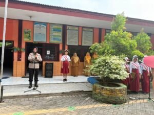 Gelar “Go To School Cooling System”, SatBinmas Polres Pasuruan Tanamkan Disiplin dan Kesadaran Hukum Sejak Dini.