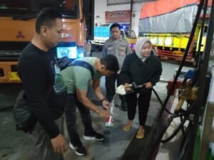 Polsek Krian Pastikan BBM Pertalite di SPBU Jl. Gubernur Soenandar Aman dan Tidak Tercampur Air