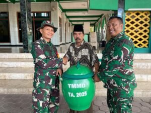 TMMD 126 Sidoarjo Peduli : Masjid Al Hikmah Kedondong Terima Bantuan Kebersihan