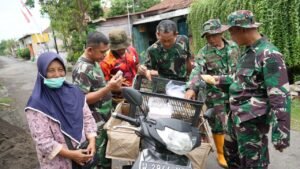 Momen Hangat di Lokasi TMMD Sidoarjo: Prajurit TNI Borong Habis Dagangan Makanan Ringan Ibu Juhriyah