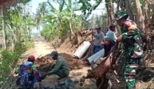 Bersama Warga Binaan, Serka Rusmono Kerja Bakti Merabat Jalan Penghubung Antar Desa