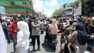 Polsek Krian Amankan Kirab Budaya Sedekah Bumi Perayaan Kongco Kong Tek Cun Ong