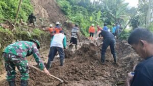 Gerak Cepat Babinsa Bersama Warga Bersihkan Material Longsor, Jalan Penghubung antar Dusun Kembali Terbuka