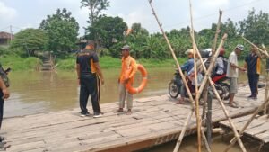 Antisipasi Cuaca Ekstrem, Kapolsek Balongbendo Cek Keamanan Penyeberangan Tambangan Perahu