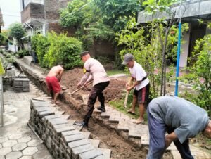 Bhabinkamtibmas Entalsewu Polsek Buduran Gotong Royong Bersama Warga Buat Saluran Air 