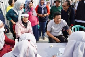 Gelorakan Sidoarjo Bebas TBC 2030, Bupati Subandi Pimpin Kampanye Temukan Obati Sampai Sembuh (TOSS) TBC di Alun-alun