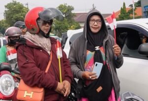 POLISI DI SIDOARJO AJAK PENGENDARA HENINGKAN CIPTA SEJENAK UNTUK HORMATI JASA PAHLAWAN