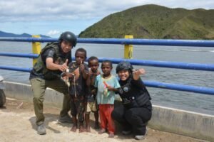 Sentuhan Humanis Personel Satgas Ops Damai Cartenz Bersama Masyarakat dan Anak-Anak di Paniai