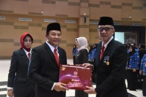 Bupati Serahkan Tanda Kehormatan Satyalancana Karya Satya