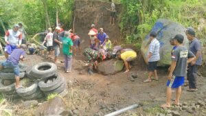 Babinsa Koramil 0808/15 Gandusari Dampingi Warga Bangun Jembatan Gantung dari Bambu