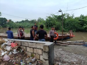 Polsek Balongbendo Cek Keamanan Penyeberangan Tambangan Perahu