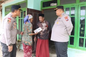 Kapolres Pasuruan Salurkan Bantuan Sosial untuk Warga Terdampak Puting Beliung di Kejayan