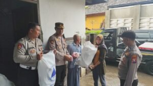 Polsek Beji dan Pemdes Kedungringin Salurkan Bantuan Sosial untuk Warga Terdampak Banjir