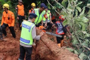 Polri Kerahkan 155 Personel, 4 Anjing Pelacak, dan Perkuat Operasi SAR Longsor Cibeunying 21 Warga Tertimbun