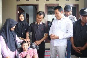 Gadis di Waru Lumpuh sejak Kecil, Bupati Subandi Beri Bantuan Kursi Roda