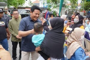 Bupati Sidoarjo Dampingi Gubernur Jatim Gelar Pasar Murah di Krian untuk Perluas Jangkauan Masyarakat Beli Sembako