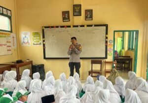 Polsek Wonoayu Edukasi Pelajar MI Miftahul Ulum untuk Cegah Perundungan
