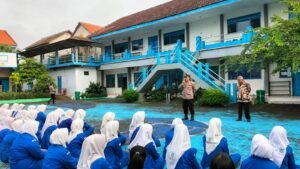 Polsek Krembung Perkuat Edukasi Keselamatan Berlalulintas Melalui Binluh Ops Zebra Semeru 2025 di SMK Budhi Dharma 