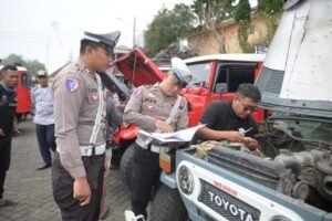 Jelang Nataru, Satlantas Pasuruan ‘Sidak’ Jeep Wisata Bromo
