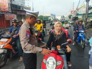 Upaya Humanis Anggota Polsek Krian Edukasi Pengendara Tanpa Helm