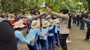 Polwan Polresta Sidoarjo Beri Edukasi Bijak Penggunaan Gadget Sejak Dini di Kampung Lali Gadget