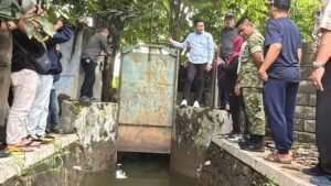 Bupati Sidoarjo Subandi Sidak ke Sejumlah Lokasi Banjir di Kawasan Kota