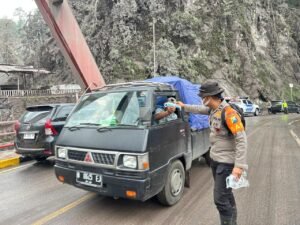 Tim SAR Polda Jatim Bagikan Masker ke Warga Terdampak Abu Vulkanik Semeru