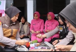 Brimob Polda Jatim Dirikan Dapur Lapangan untuk Warga Terdampak Erupsi Gunung Semeru