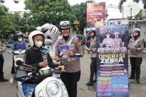 Operasi Zebra Semeru Polres Magetan Berbagi Bunga dan Coklat Ajak Warga Tertib Lalin