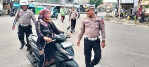 Polsek Porong Beri Teguran Humanis Pengendara Tanpa Helm untuk Keselamatan Bersama