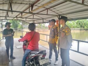 Polisi Beri Himbauan Keamanan kepada Operator Penyeberangan di Krembangan Taman