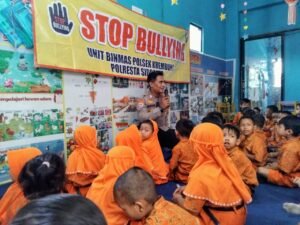 Kanit Binmas Polsek Krembung Sosialisasikan Stop Bullying kepada Siswa TK Dharma Wanita Persatuan Rejeni