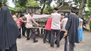 Anggota Polsek Buduran, Bantu Prosesi Pemakaman Warga 