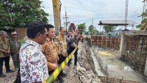 Percepat Tangani Banjir, Bupati H.Subandi Sidak Pembangunan Rumah Pompa dan Bendungan di Desa Kedungpeluk