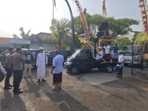 Polsek Krembung Amankan Persembahyangan Piodalan di Pura Penataran Agung Margo Wening