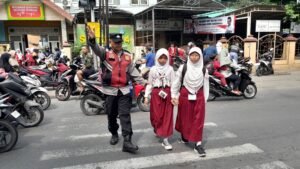 Peduli Keselamatan Pelajar, Patroli Polsek Krian Gatur Lalin dan Bantu Penyeberangan Depan Sekolah  