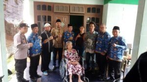 Bhabinkamtibmas Dampingi Penyerahan Kursi Roda kepada Warga Tambakkemerakan dalam Rangka HUT Korpri