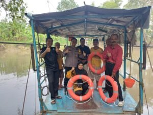Bhabinkamtibmas Krian dan Kepala Desa Salurkan 3 Pelampung Keselamatan untuk Tambangan Sungai Mas di Dusun Patuk Sidomulyo Krian 