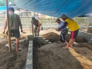 Babinsa Ngadirejo Bantu Perehaban Rumah Dan MCK Warga
