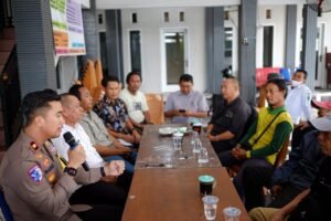 Kapolsek Taman Mediasi BUMDes Tawangsari dan Warga yang Keluhkan Pengelolaan Peternakan Ayam
