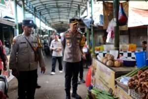 Kapolsek Taman Blusukan ke Pasar Sepanjang, Pantau Harga Sembako Jelang Nataru