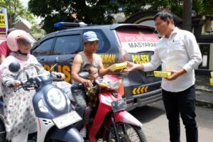 Jumat Berkah Polsek Taman Bagikan Makanan Gratis 