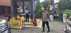 Jelang Natal dan Tahun Baru, Bhabinkamtibmas Tropodo Perkuat Keamanan Gereja Salib Suci