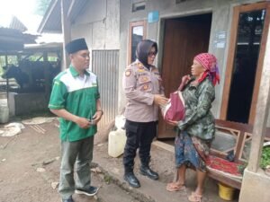 Kapolsek Lumbang dan Ansor Salurkan Sedekah untuk Lansia dan Dhuafa di Desa Pancur