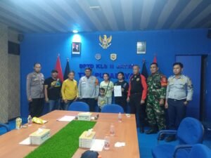 Keamanan Mandor AKAP/AKDP Selamatkan Balita Pengamen dari Kecelakaan di Terminal Purabaya, Orang Tua Diberi Peringatan Keras