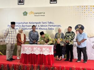 Bupati Sidoarjo Kukuhkan Kelompok Tani, Serahkan Bantuan Alsintan dan Salurkan Kredit Usaha Rakyat