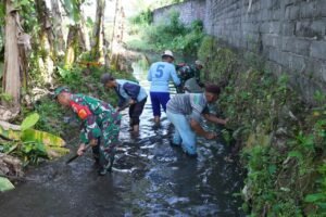 Tiga Pilar Bersinergi, Aksi Karya Bakti Bersama Kodim 0808/Blitar Memperingati Hari Juang Kartika Di Kelurahan Klampok